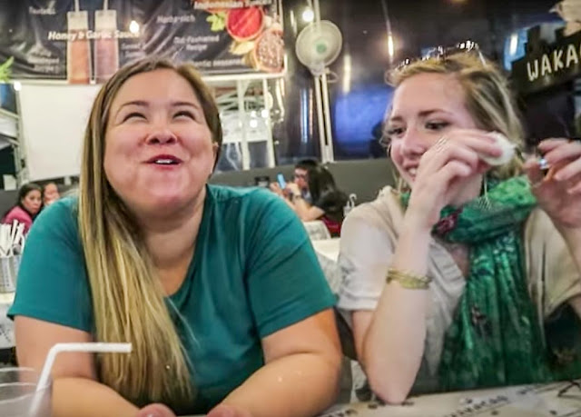 Ekspresi Bule Amerika Cobain Makanan Indonesia