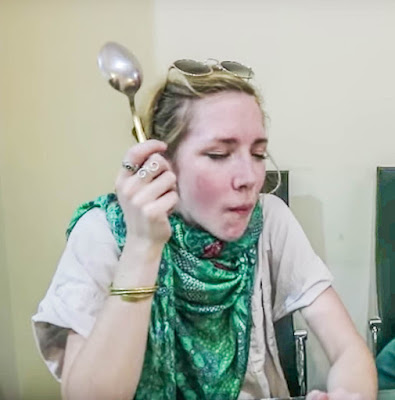 Ekspresi Bule Amerika Cobain Makanan Indonesia