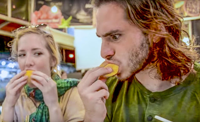 Ekspresi Bule Amerika Cobain Makanan Indonesia