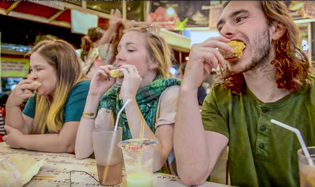 Ekspresi Bule Amerika Cobain Makanan Indonesia