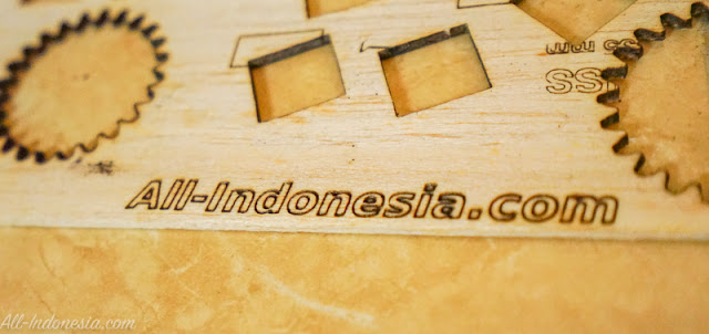 Engrave Teks di media kayu Engrave Teks di media kayu